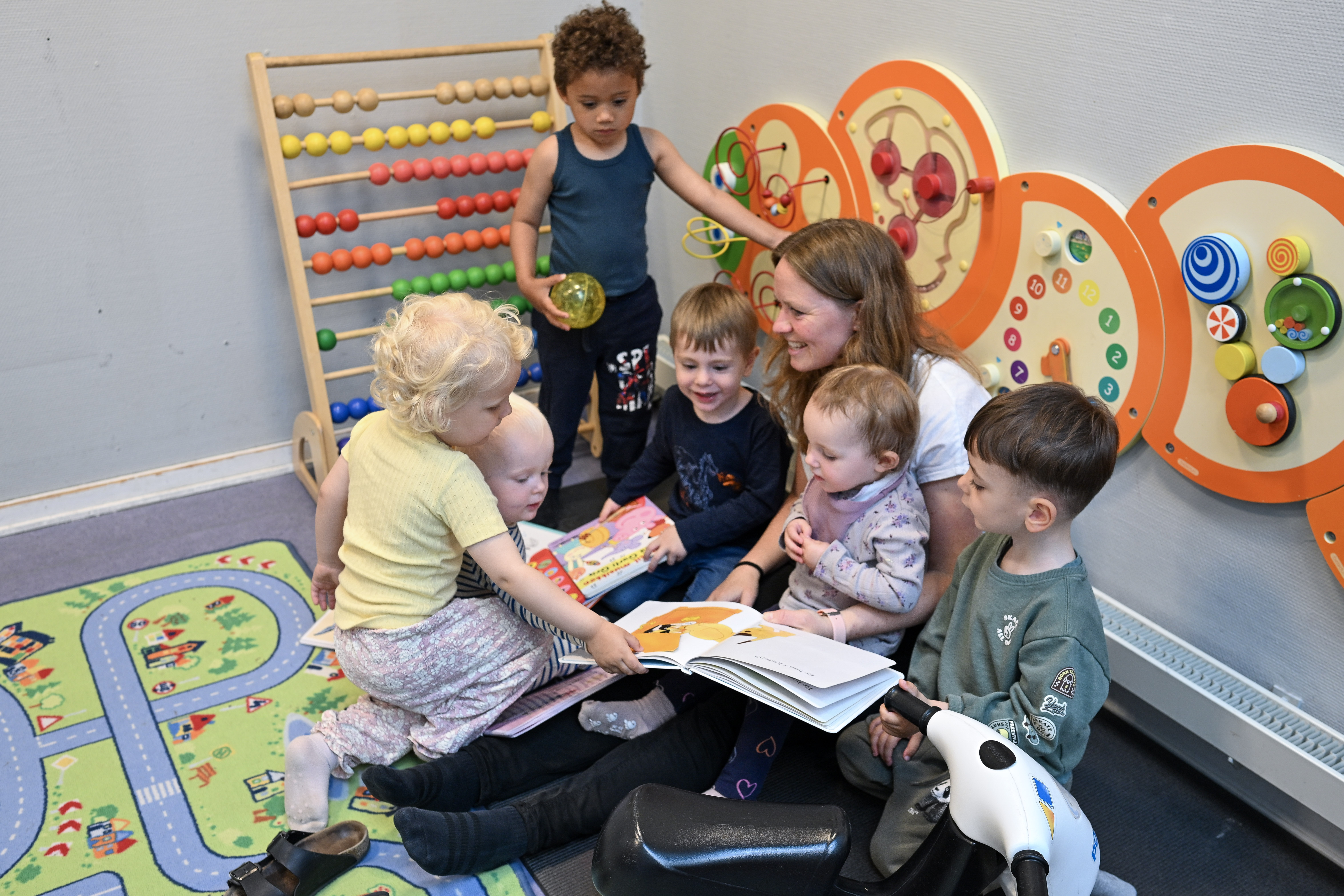 Voksen læser højt fra bog for børn