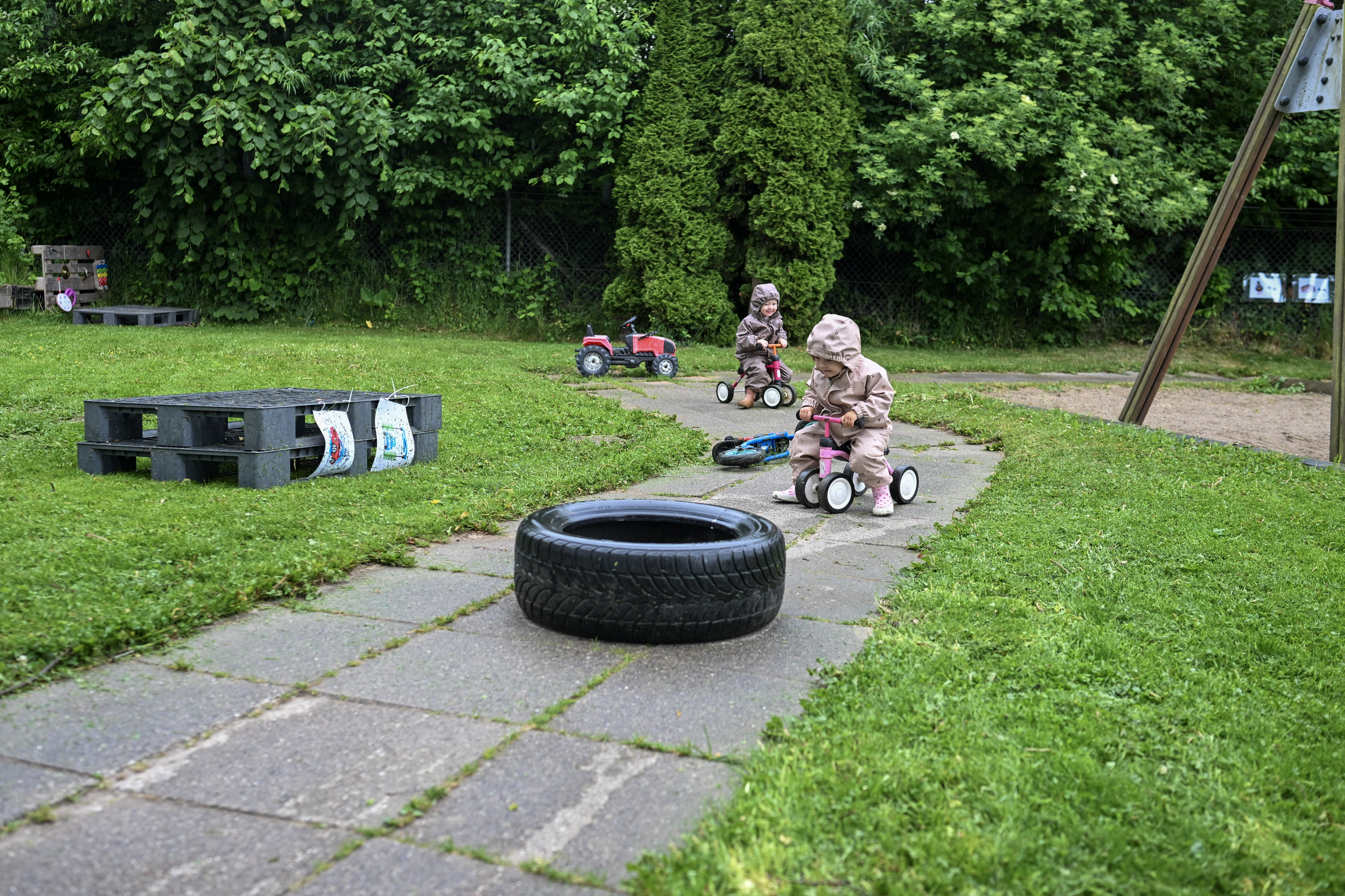 Børn på gåcykler på legeplads