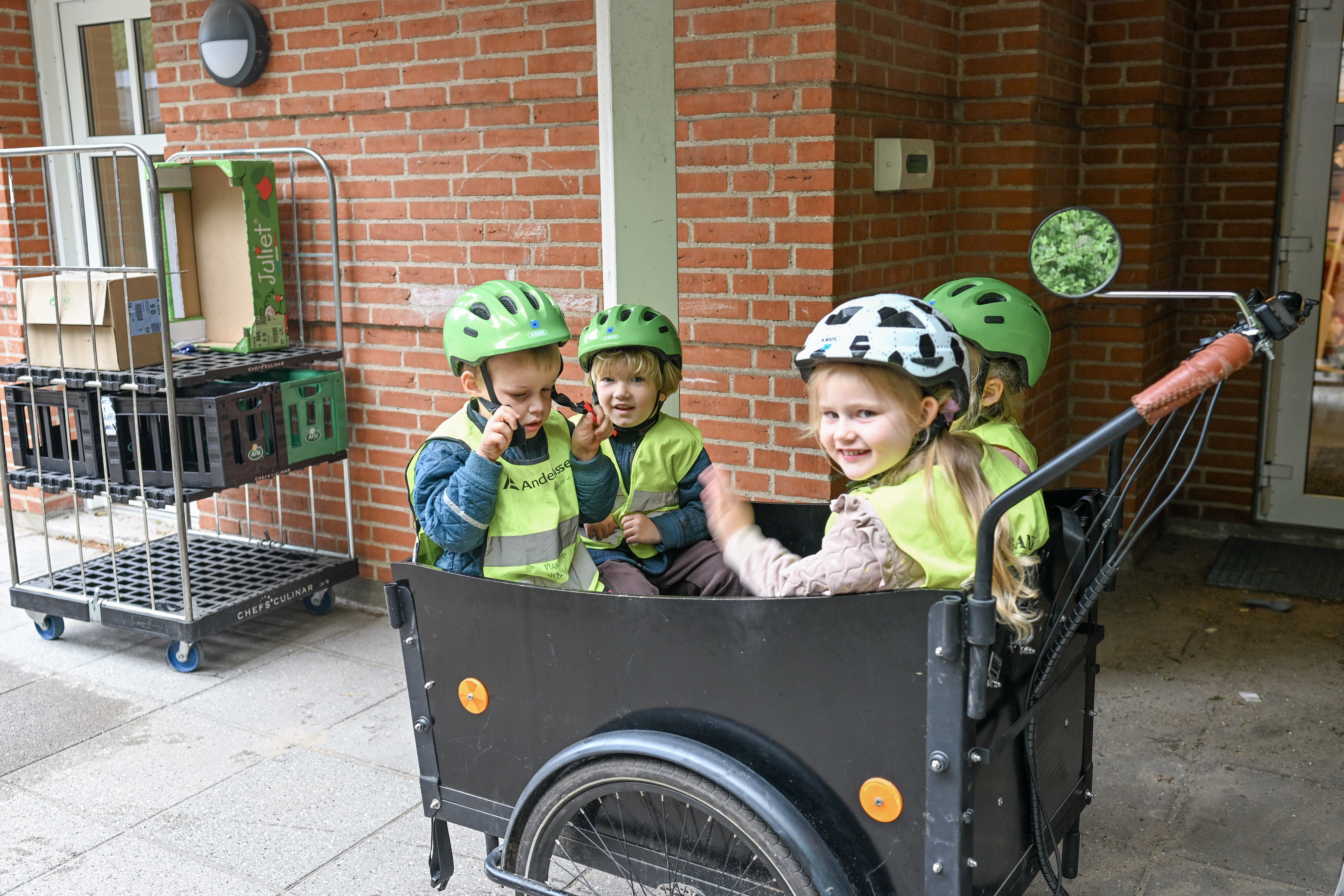 Fire børn i ladcykel