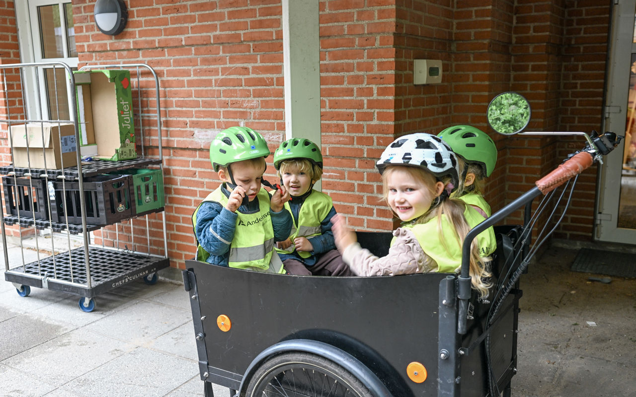 Fire børn i ladcykel